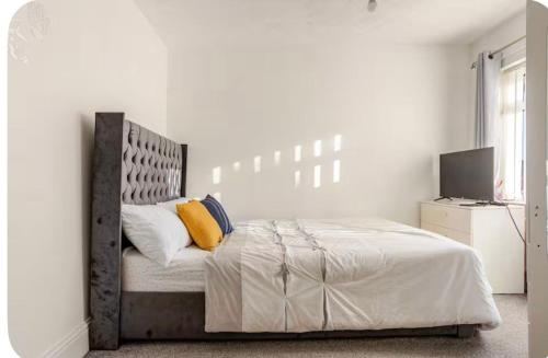 Postel nebo postele na pokoji v ubytování Tastefully Finished 2 Bedroom holiday & Short let cottage in Greater Manchester