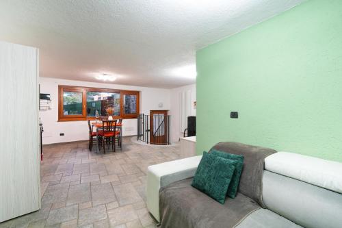 un soggiorno con un divano e un tavolo di Roisan Apartment a Castello