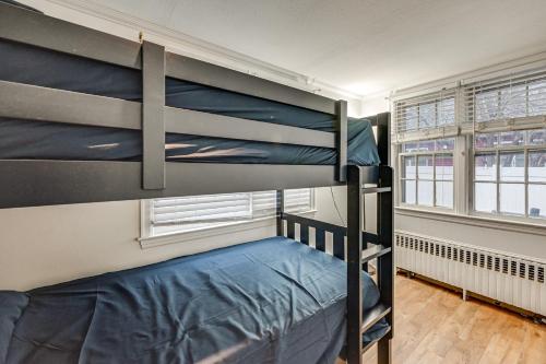 Ένα ή περισσότερα κρεβάτια σε δωμάτιο στο 1 Mi to Connecticut River Home with Large Backyard