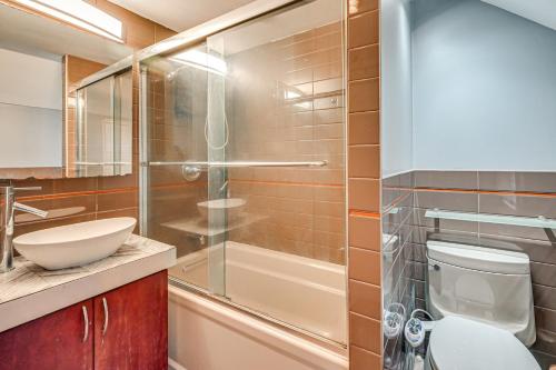 Ένα μπάνιο στο 1 Mi to Connecticut River Home with Large Backyard