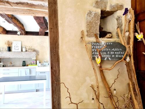 eine Küche mit einer Wand mit einem Schild drauf in der Unterkunft Kêr Neizh Breizh - Gîtes de Charme - Le Petit Châtelier in Saint-Samson-sur-Rance