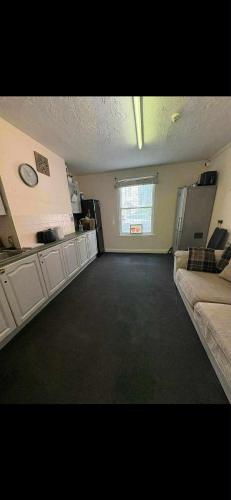 Kuchyň nebo kuchyňský kout v ubytování Private double bedroom 1 min town centre