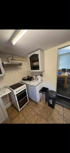 Kuchyň nebo kuchyňský kout v ubytování Private double bedroom 1 min town centre