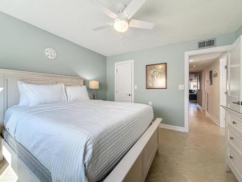 une chambre avec un lit et un ventilateur de plafond dans l'établissement Waves 1, à St. Pete Beach