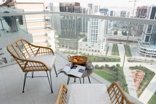 Modern Studio with Balcony, Stunning City Views & Free Parking, Close to Dubai Mall
