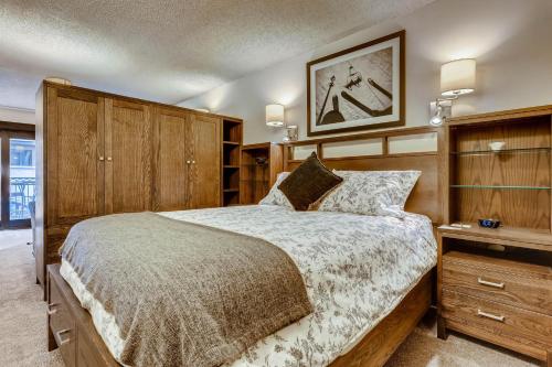 Кровать или кровати в номере Lift House Lodge, Remodeled Downtown Lionshead Studio Condo