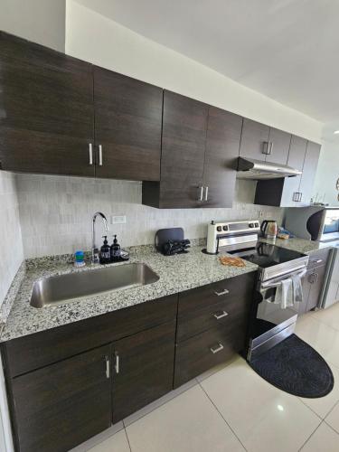 Η κουζίνα ή μικρή κουζίνα στο Portmore Paradise