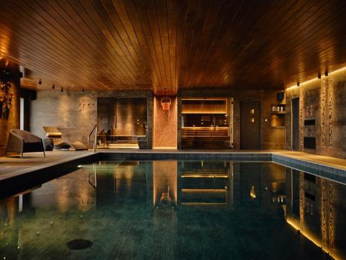 Bazén v ubytování Sandy Cove Hotel nebo v jeho okolí