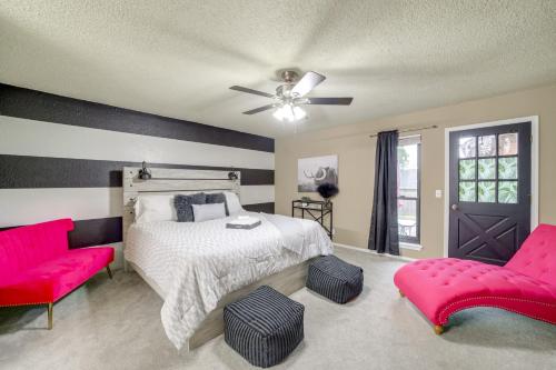 En eller flere senge i et værelse på Tulsa Area Home with Fenced Yard Pets Welcome!