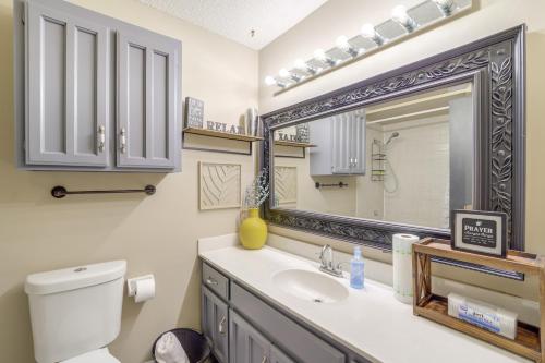 Et badeværelse på Tulsa Area Home with Fenced Yard Pets Welcome!