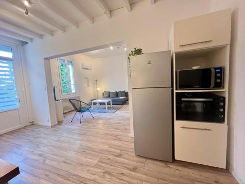 Кухня или мини-кухня в Maison 6 couchages proche TRAM D
