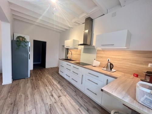 Кухня или мини-кухня в Maison 6 couchages proche TRAM D
