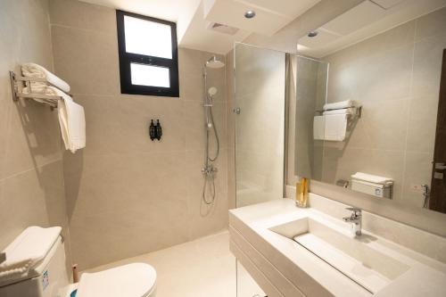 a bathroom with a shower and a sink at فندق رويال اديشن للشقق الفندقية in Buraydah