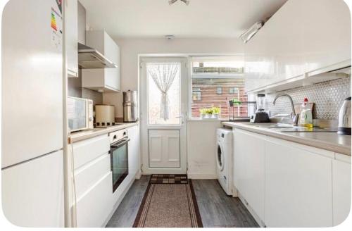 Kuchyň nebo kuchyňský kout v ubytování Tastefully Finished 2 Bedroom holiday & Short let cottage in Greater Manchester