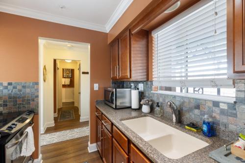 una cucina con lavello e microonde di Nashville Downtown Condo -788 a Nashville