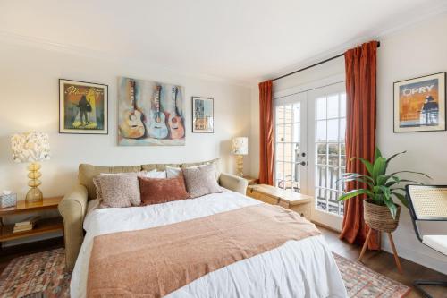 una camera da letto con un letto e una finestra di Nashville Downtown Condo -788 a Nashville