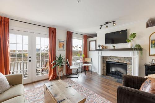 a living room with a couch and a fireplace at Nashville Downtown Condo -788 in Nashville