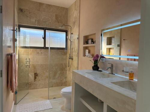 Ванная комната в Villa Olam - 9 pax, 4 min de la playa