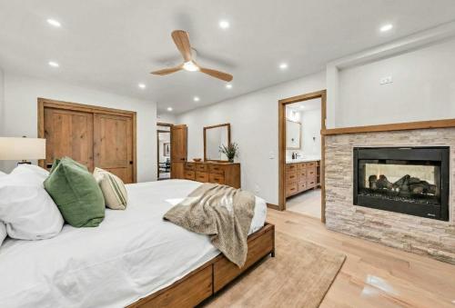 Postel nebo postele na pokoji v ubytování Tahoe City Retreat - Creekside Deck & Hot Tub