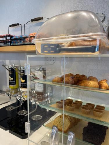 Una vitrina de panadería con pan y pasteles. en Panormos Beach Hotel Skopelos, en Panormos Skopelos