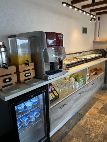 una cocina con un mostrador lleno de comida en Panormos Beach Hotel Skopelos, en Panormos Skopelos