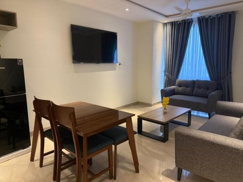 Телевизор и/или развлекательный центр в Zameen Aurum Gulberg, Luxury Apartment by MG