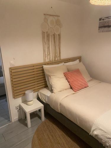 Ένα ή περισσότερα κρεβάτια σε δωμάτιο στο Superbe Appartement Proche Paris