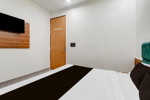 Et tv og/eller underholdning på Hotel O Riwaz Inn