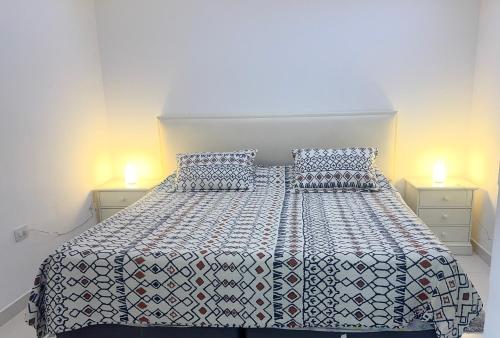een slaapkamer met een bed met twee lampen erop bij Casa moderna en barrio in Villa Ángela
