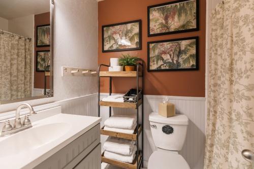 Ванная комната в Downtown Riverfront Condo unit 780