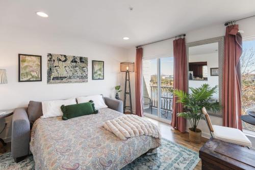 Кровать или кровати в номере Downtown Riverfront Condo unit 780