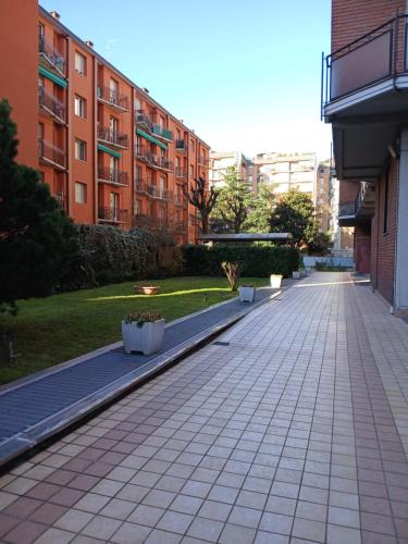 einen leeren Bürgersteig in einer Stadt mit Gebäuden in der Unterkunft Milano Apartment - CarliHaus in Mailand