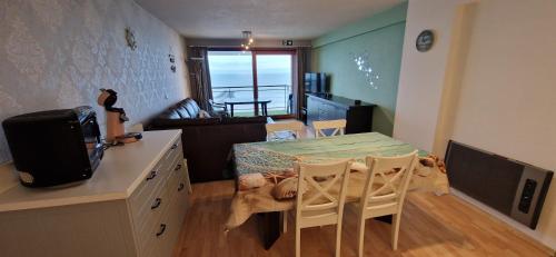 Μια τηλεόραση ή/και κέντρο ψυχαγωγίας στο Paradis Zeedijk 4