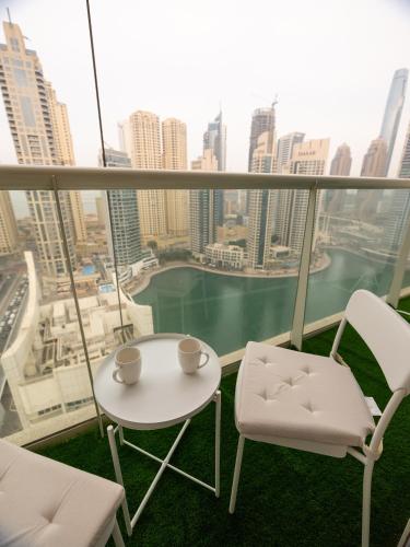 Stunning 2bd marina views prime location high floor