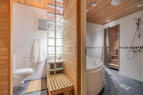 Koupelna v ubytování Arctic Circle Luxury House - close to Santa's Village