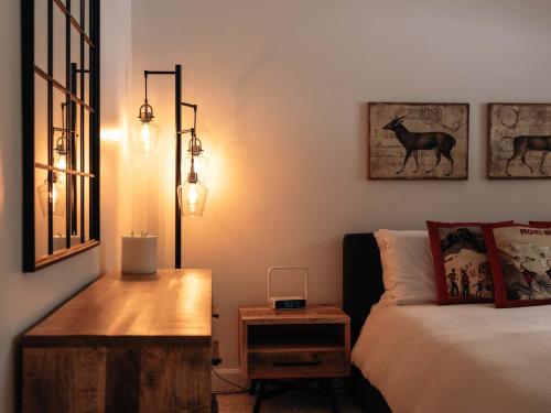 Un dormitorio con una cama con una mesa de madera al lado. en Mountain Escape Ski-In Ski-Out Laurentians, en Saint-Faustin