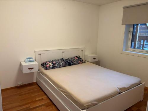 Una cama pequeña en una habitación con ventana. en Kisteberglia, en Stavanger
