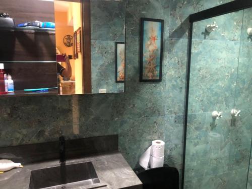 Et badeværelse på Flat Lake Side Hotel SHOW DE FOGOS NA ORLA DO LAGO REVEILLON