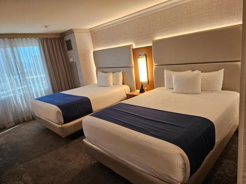 拉斯维加斯Easy access unit at the main strip的有两张床和一扇窗户的酒店房间