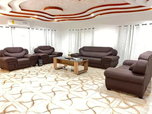 a living room with couches and a coffee table at AnKeS Lodge in Kontrajeso