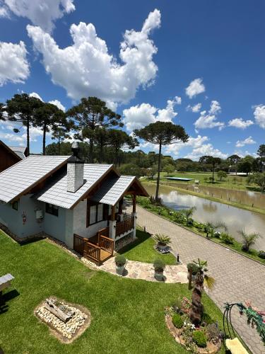 una vista aérea de una casa con un lago en Morada Das Grimpas, en Palmeira