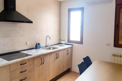 una cucina con un lavello e un piano di lavoro di Pensión San Cristóbal by Bossh! Hotels a Cuenca