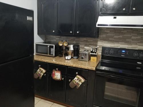 Cuisine ou kitchenette dans l'établissement Home away from Home Comfort