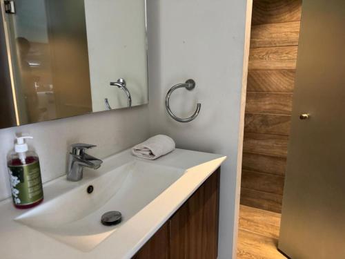 Ένα μπάνιο στο Hermoso departamento