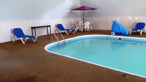 The swimming pool at or near Americas Best Value Inn Ullin Mounds