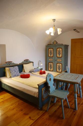Familie Lampersberger في Sachsenburg: غرفة نوم مع سرير مع طاولة و sidx sidx