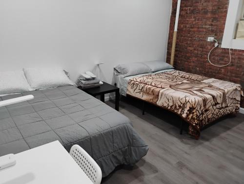 سرير أو أسرّة في غرفة في Aycee 417