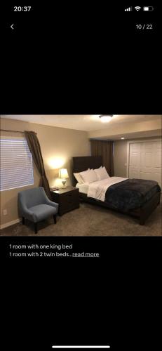 Secluded retreat in Draper UT في درابير: غرفة نوم بسرير كنج وكرسي