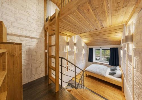 een kleine kamer met een stapelbed en een trap bij Resort Papírna50 in Lauterwasser