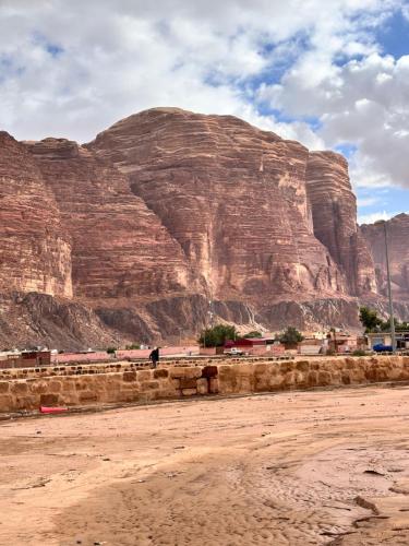 Rum Horizon Camp& Tours في وادي رم: جبل صخري كبير في وسط الصحراء